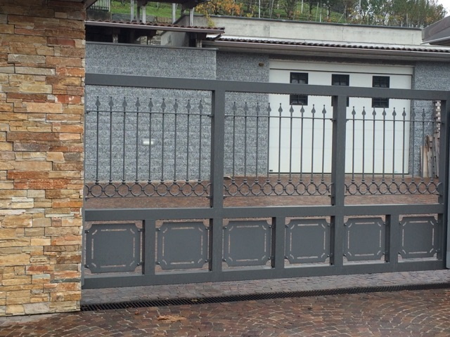  Le portail est réalisé avec des cadre en acier de carré de 20x20mm et des panneaux en acier découpé au laser. 