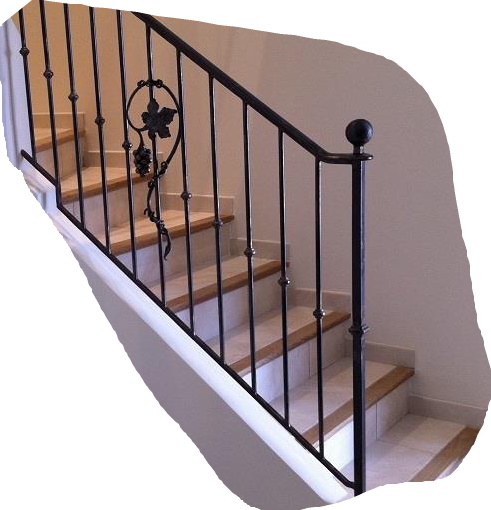 Escalier intégration de motifs feuilles de vigne et grappe raisin en fer forgé, accompagné d'un volute 