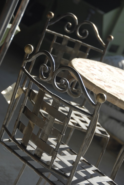 Forgé par nos artisans ferronniers, création d'une chaise en fer forgé