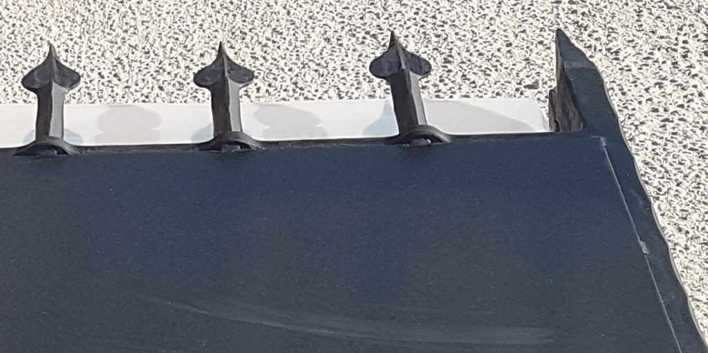 Création d'une grille avec pointe en fer forgé et feston