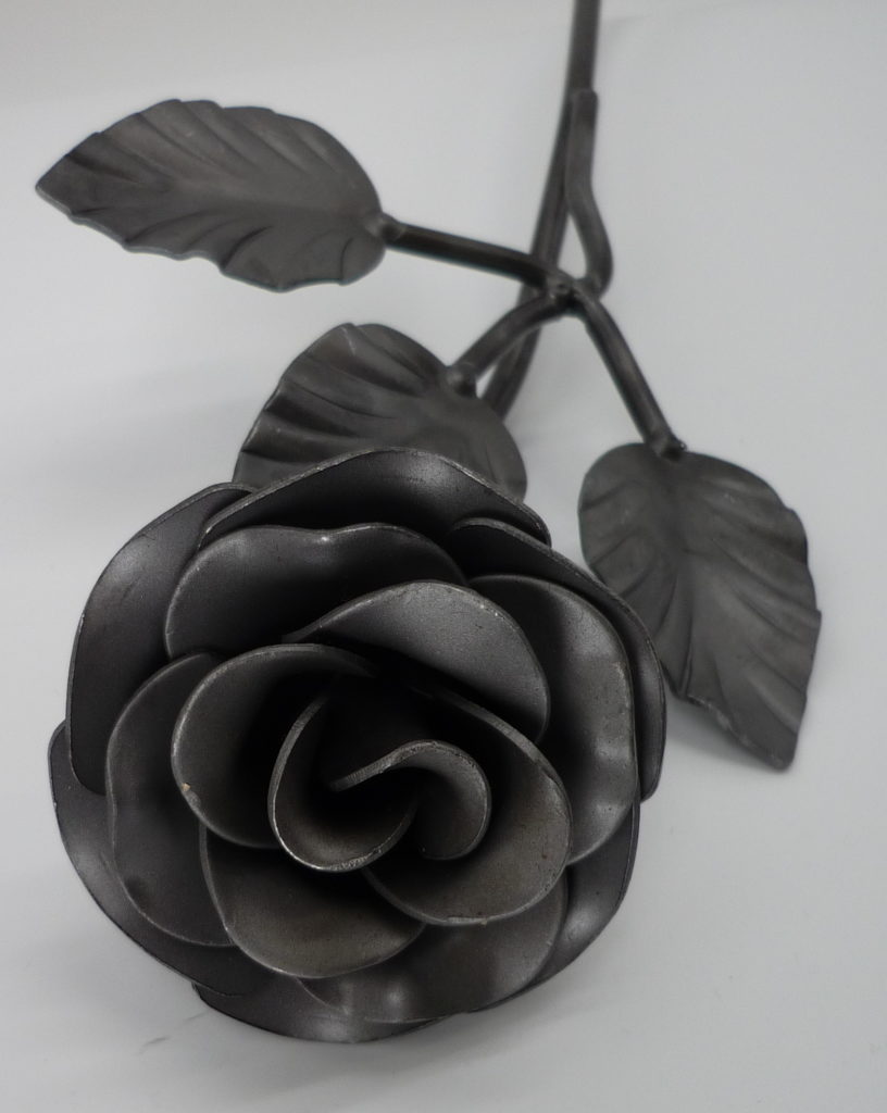 fabrication d'une rose en fer forgé, par des artisans ferronniers passionnés