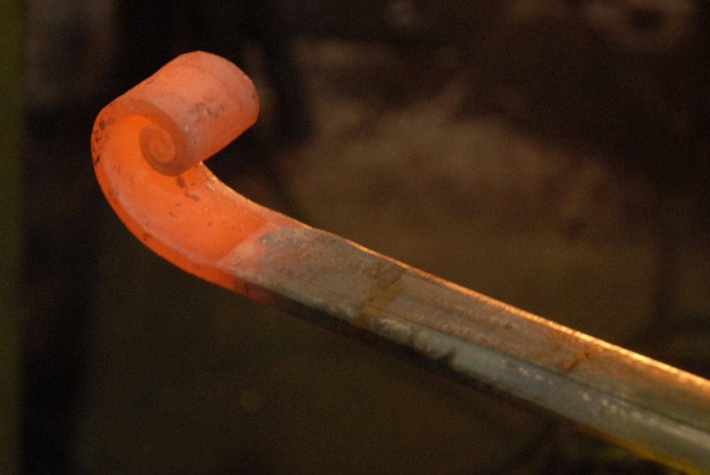 fabrication d'une volute en fer forgé par la forge bertrand