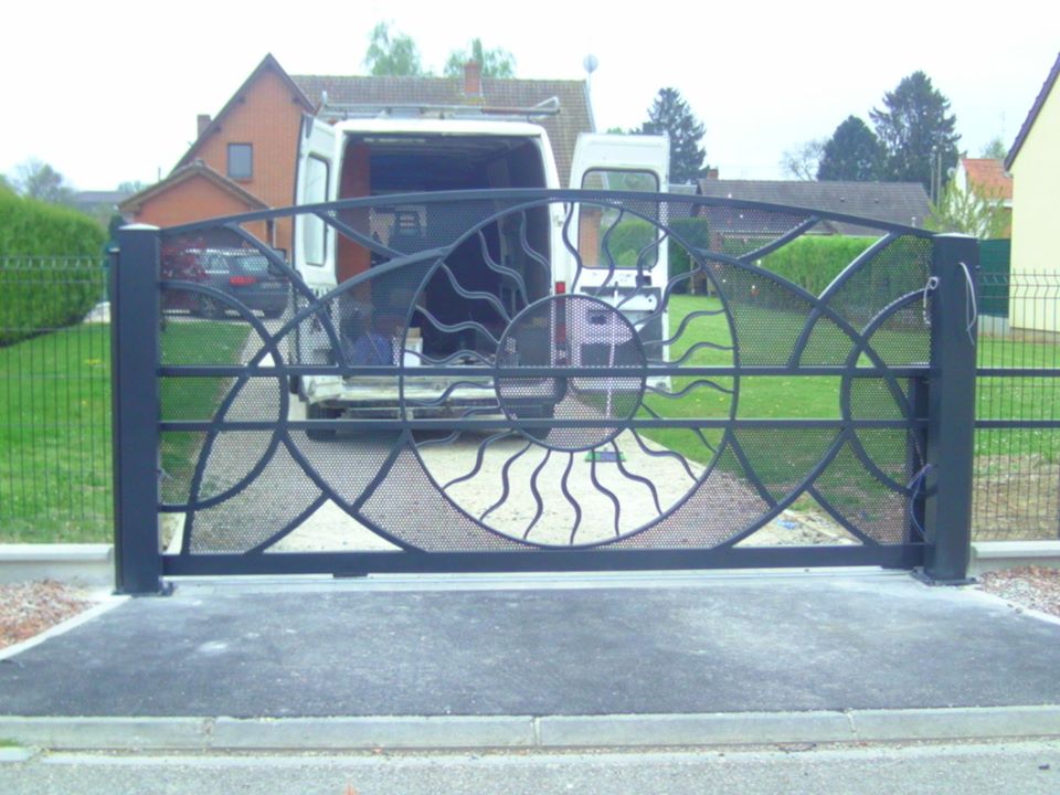 Portail fer forgé, motif soleil, grille transparente