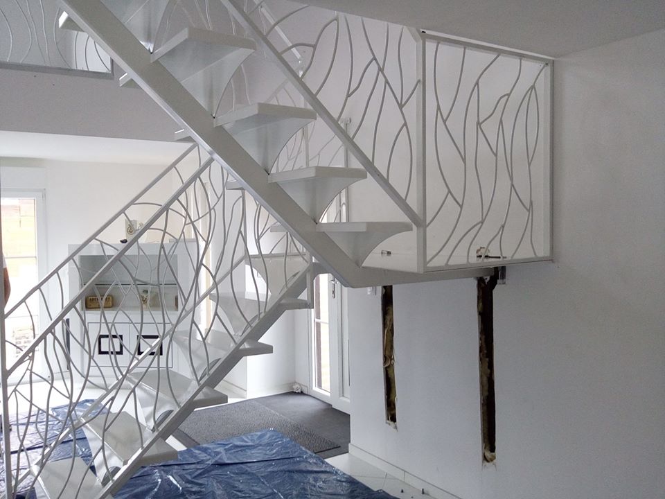 Fabrication Escalier Blanc, Fer Forgé, motif moderne fer forgé