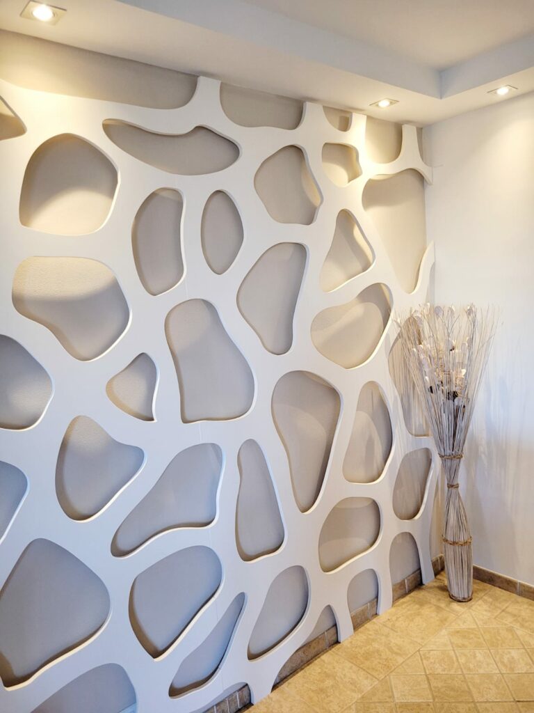 Dessiné par PatrizïaCarlaDesign, ce mur en découpe laser, thermolaqué blanc, pour un relooking tendance !
